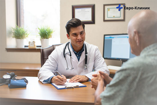 Мужчина сидит на приеме у врача